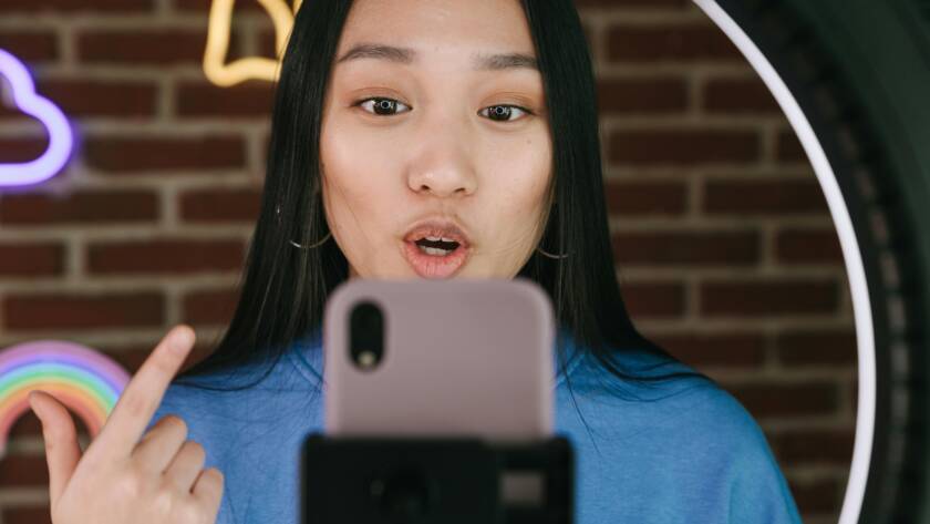 A girl doing a vlog in front of phone and ring light.